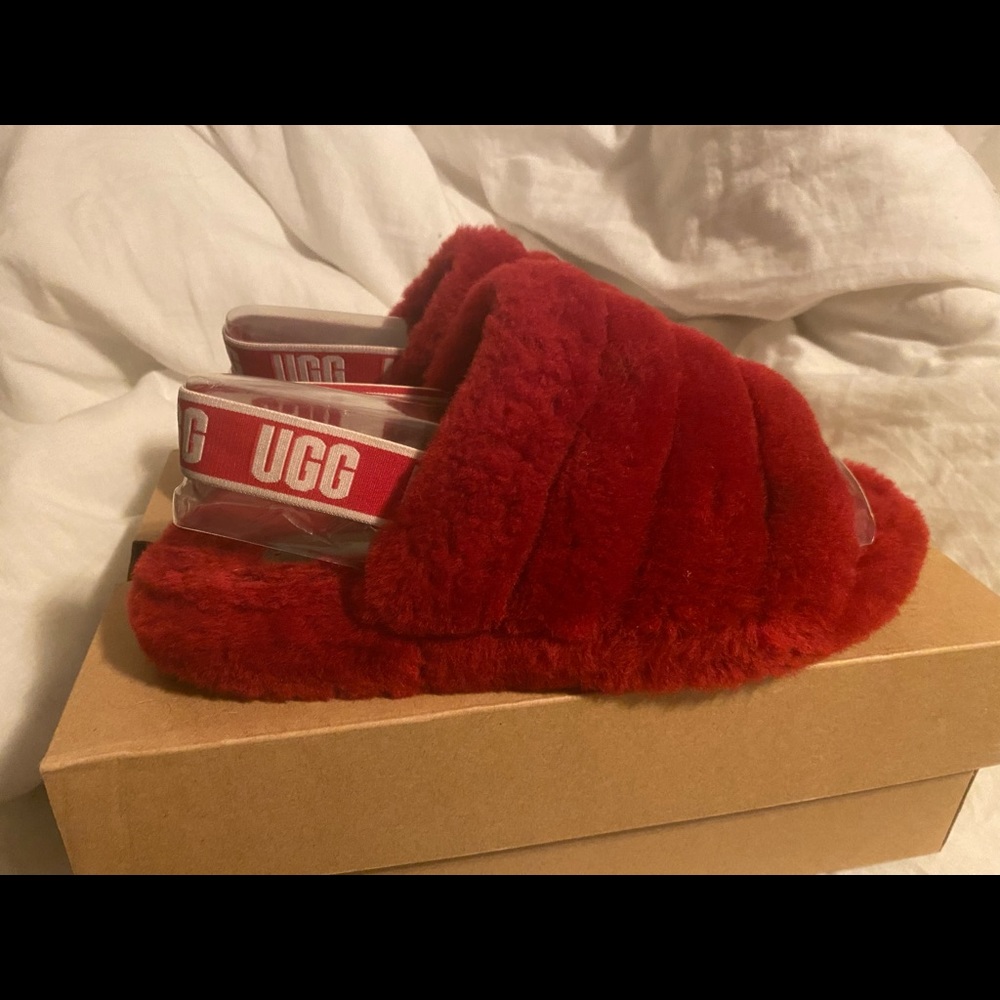 RED UGG SLIDE BIG KID SIZE 5